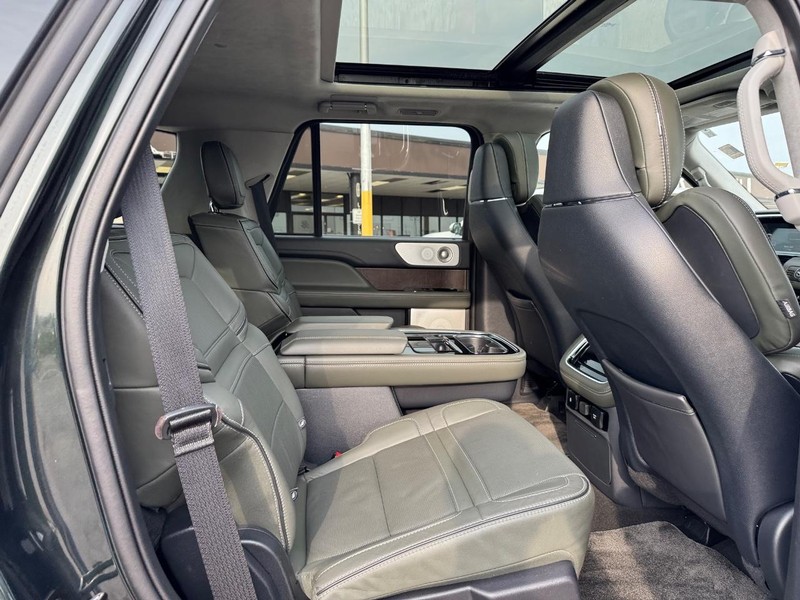Lincoln Navigator Vehicle Full-screen Gallery Image 15