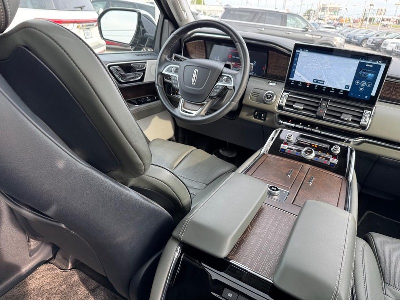 Lincoln Navigator Vehicle Full-screen Gallery Image 16