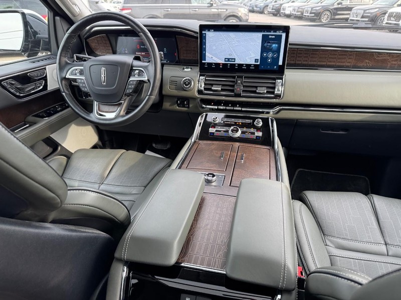 Lincoln Navigator Vehicle Full-screen Gallery Image 17