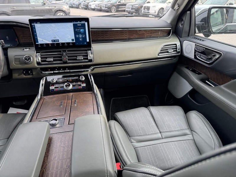 Lincoln Navigator Vehicle Full-screen Gallery Image 18