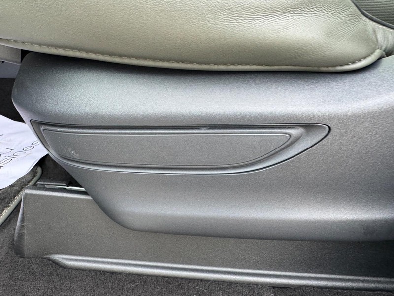 Lincoln Navigator Vehicle Full-screen Gallery Image 19