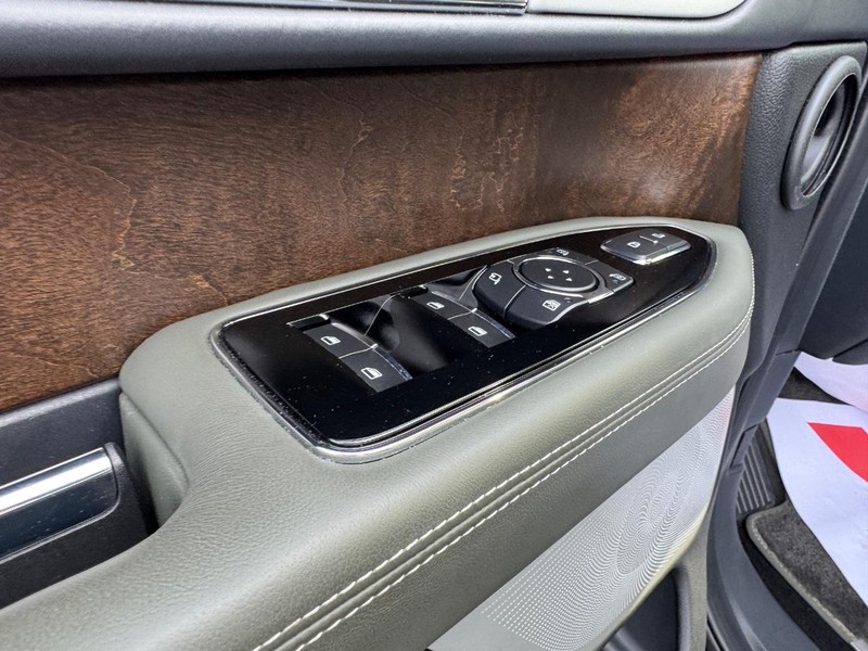 Lincoln Navigator Vehicle Full-screen Gallery Image 20