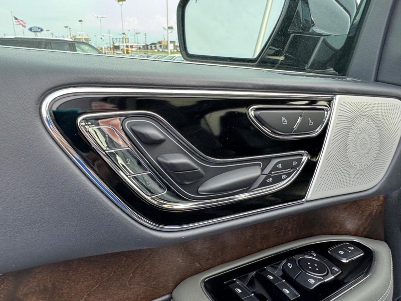 Lincoln Navigator Vehicle Full-screen Gallery Image 21