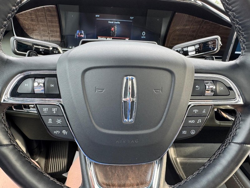 Lincoln Navigator Vehicle Full-screen Gallery Image 22