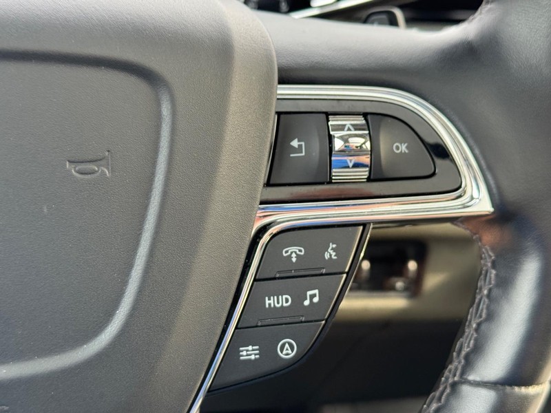 Lincoln Navigator Vehicle Full-screen Gallery Image 23