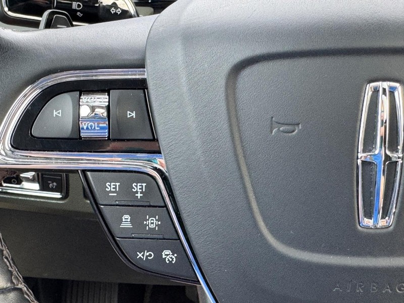 Lincoln Navigator Vehicle Full-screen Gallery Image 24