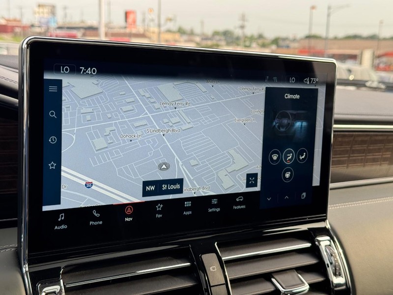 Lincoln Navigator Vehicle Full-screen Gallery Image 25