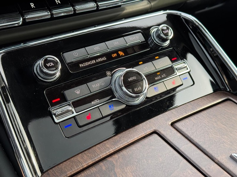 Lincoln Navigator Vehicle Full-screen Gallery Image 26