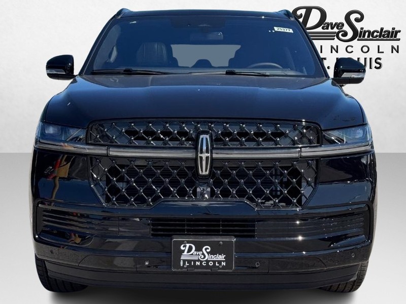 Lincoln Navigator L Vehicle Full-screen Gallery Image 02