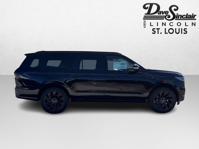 Lincoln Navigator L Vehicle Full-screen Gallery Image 04