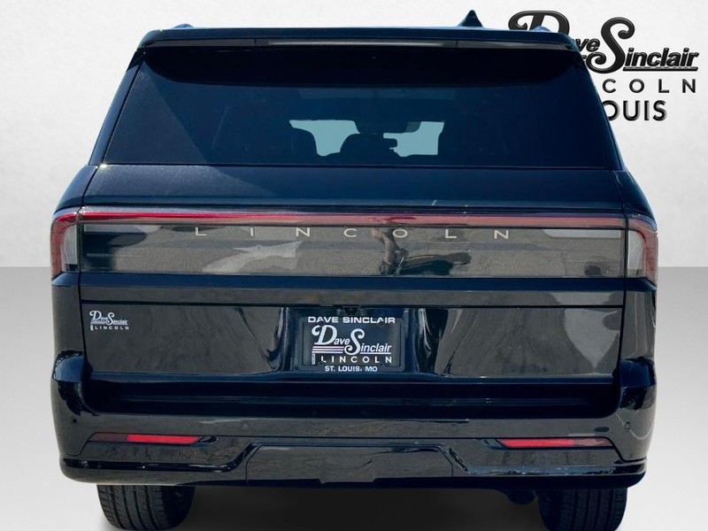 Lincoln Navigator L Vehicle Full-screen Gallery Image 06