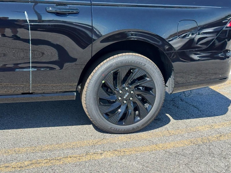 Lincoln Navigator L Vehicle Full-screen Gallery Image 10