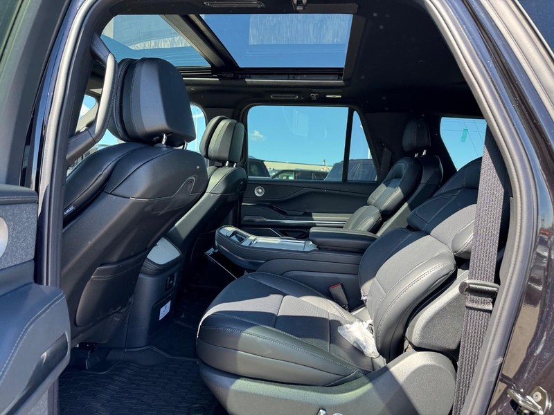 Lincoln Navigator L Vehicle Full-screen Gallery Image 11