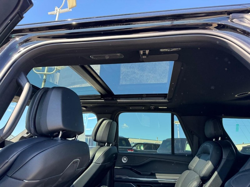 Lincoln Navigator L Vehicle Full-screen Gallery Image 12