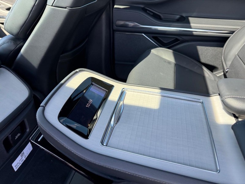 Lincoln Navigator L Vehicle Full-screen Gallery Image 13