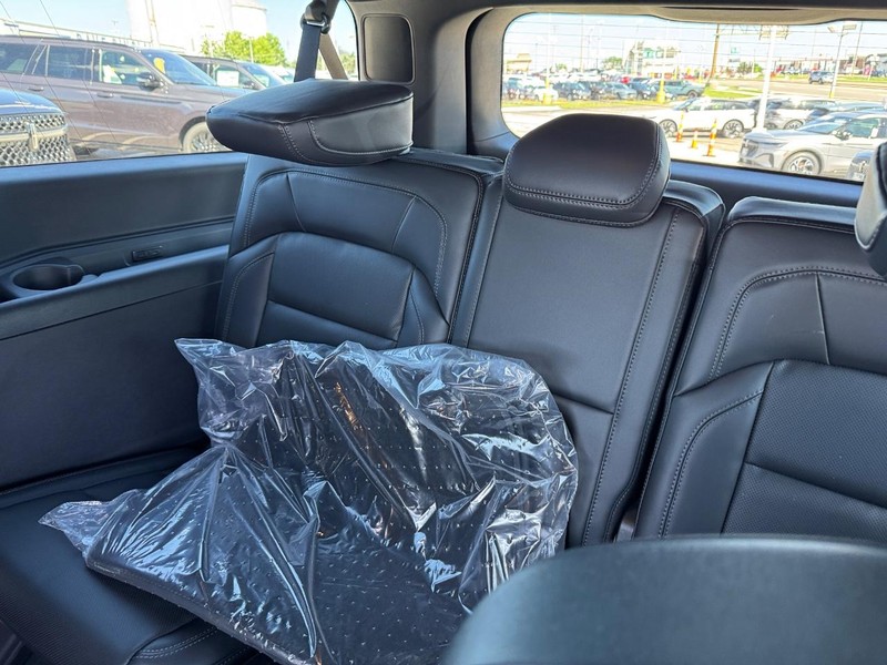 Lincoln Navigator L Vehicle Full-screen Gallery Image 14