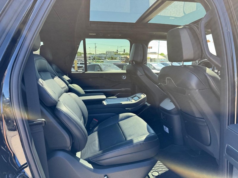 Lincoln Navigator L Vehicle Full-screen Gallery Image 15