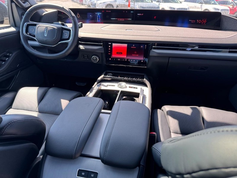 Lincoln Navigator L Vehicle Full-screen Gallery Image 16