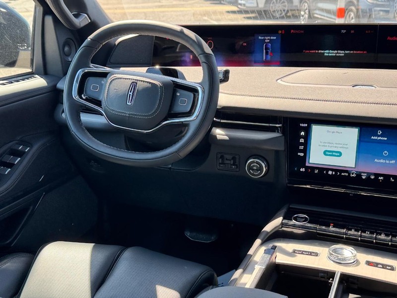 Lincoln Navigator L Vehicle Full-screen Gallery Image 17