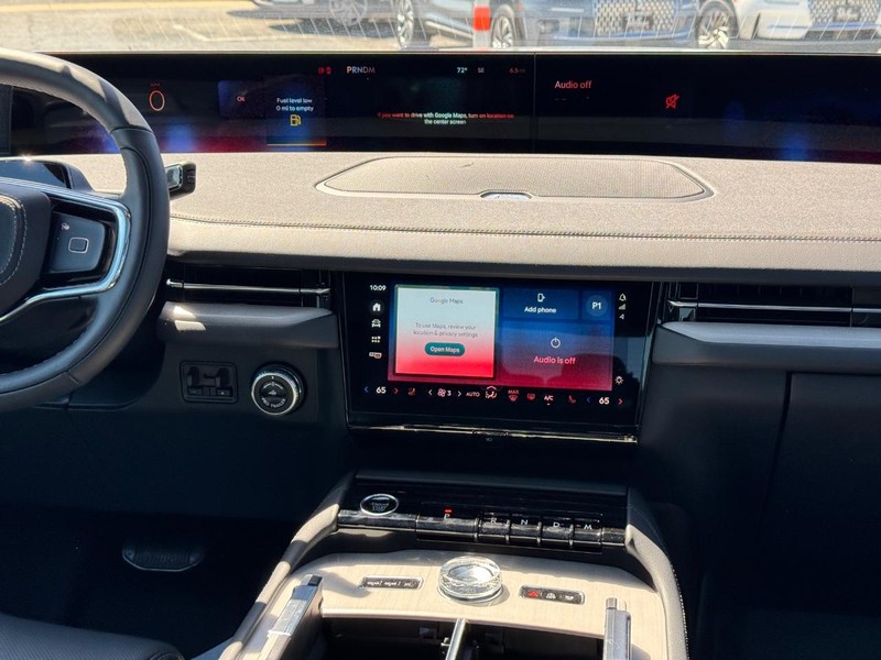 Lincoln Navigator L Vehicle Full-screen Gallery Image 18