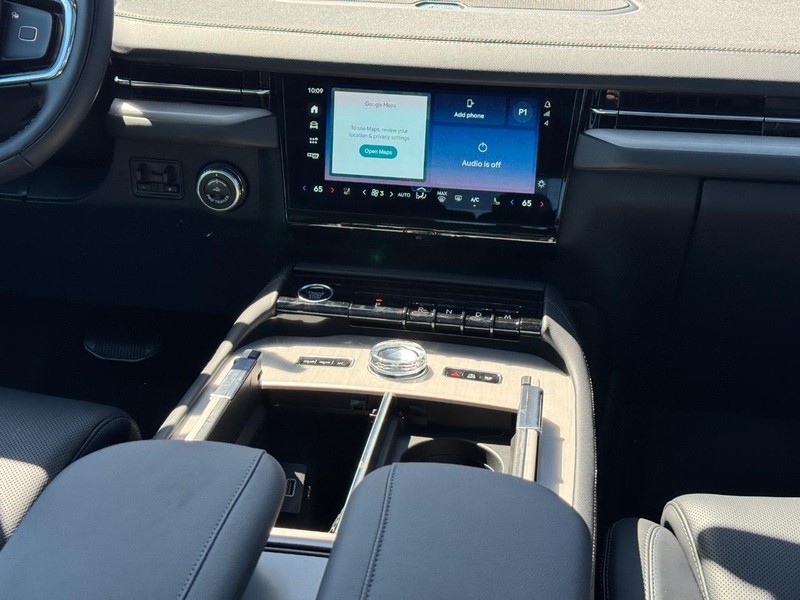 Lincoln Navigator L Vehicle Full-screen Gallery Image 19