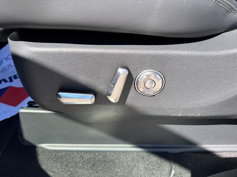 Lincoln Navigator L Vehicle Full-screen Gallery Image 20