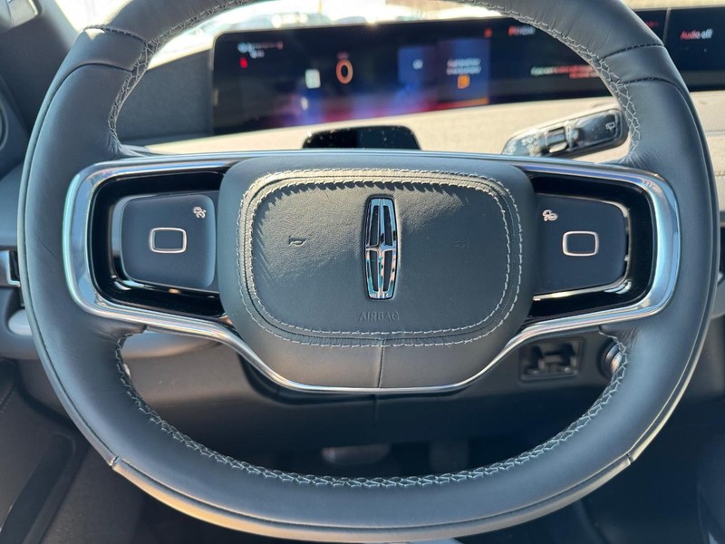Lincoln Navigator L Vehicle Full-screen Gallery Image 22