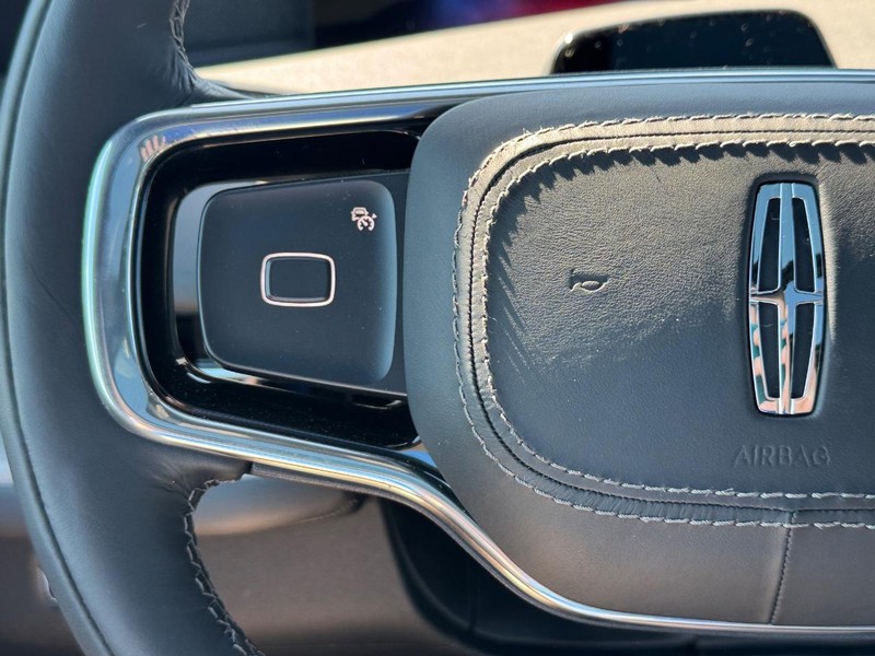 Lincoln Navigator L Vehicle Full-screen Gallery Image 23