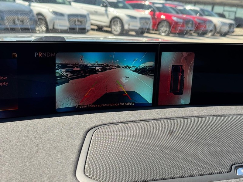 Lincoln Navigator L Vehicle Full-screen Gallery Image 26