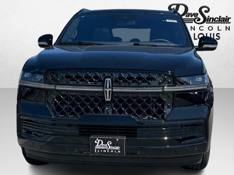 Lincoln Navigator Vehicle Full-screen Gallery Image 02
