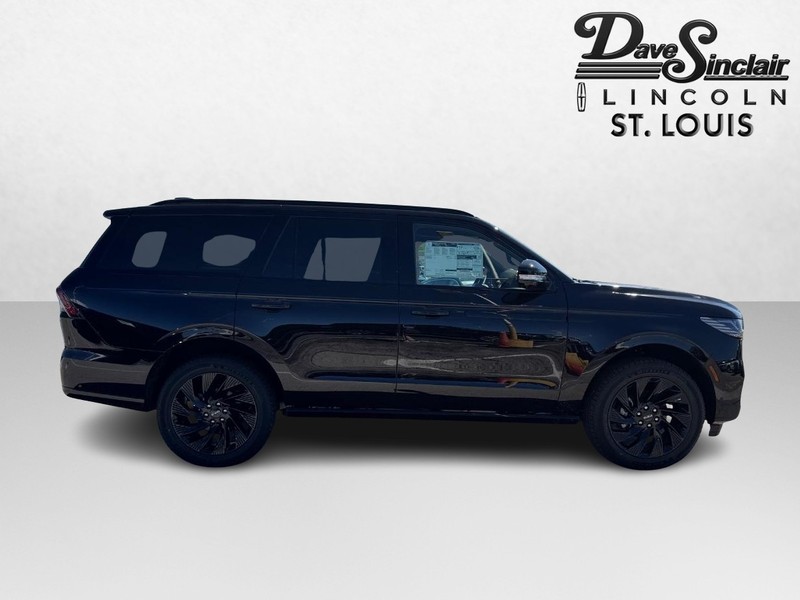 Lincoln Navigator Vehicle Full-screen Gallery Image 04