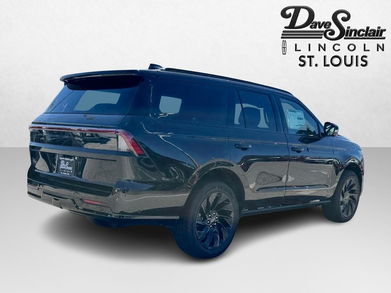 Lincoln Navigator Vehicle Full-screen Gallery Image 05
