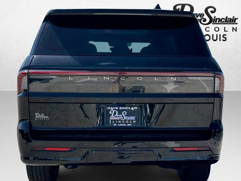 Lincoln Navigator Vehicle Full-screen Gallery Image 06