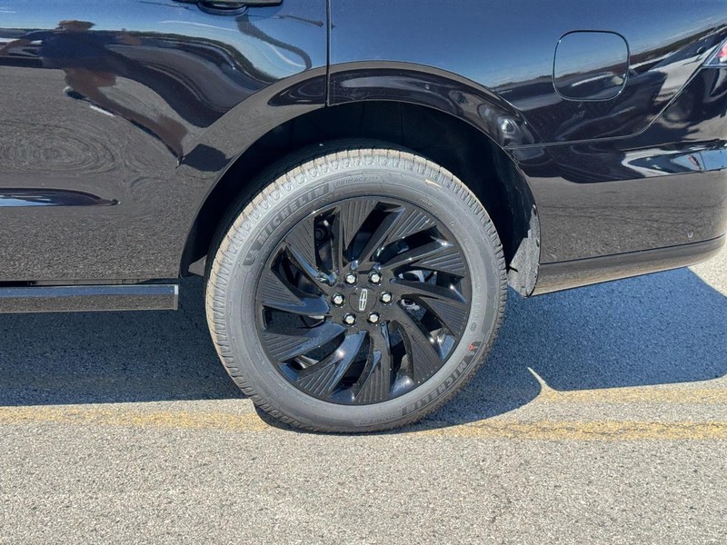 Lincoln Navigator Vehicle Full-screen Gallery Image 10