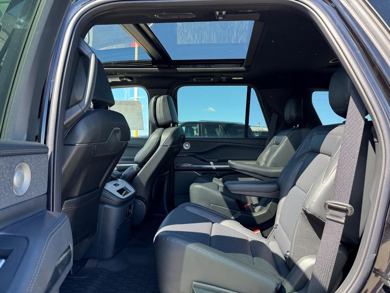 Lincoln Navigator Vehicle Full-screen Gallery Image 11
