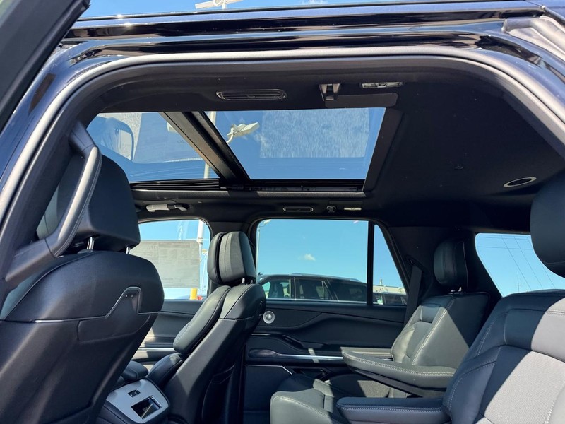 Lincoln Navigator Vehicle Full-screen Gallery Image 12