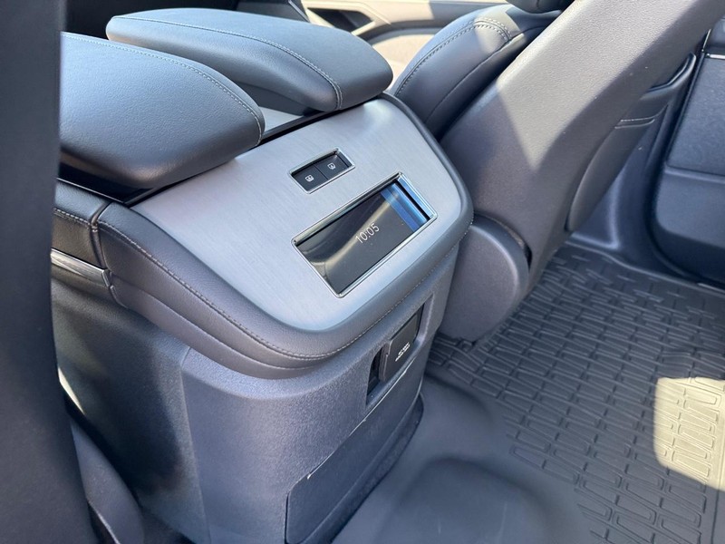 Lincoln Navigator Vehicle Full-screen Gallery Image 13