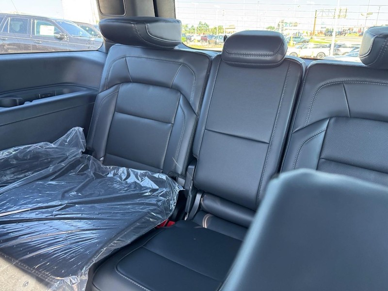 Lincoln Navigator Vehicle Full-screen Gallery Image 14