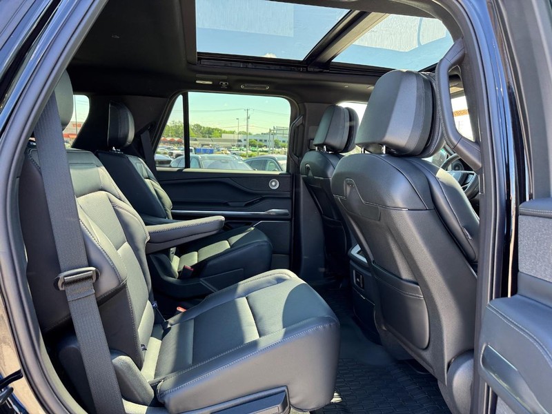 Lincoln Navigator Vehicle Full-screen Gallery Image 15