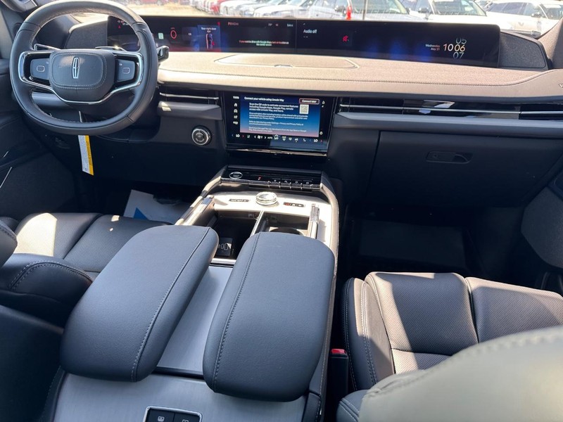 Lincoln Navigator Vehicle Full-screen Gallery Image 16