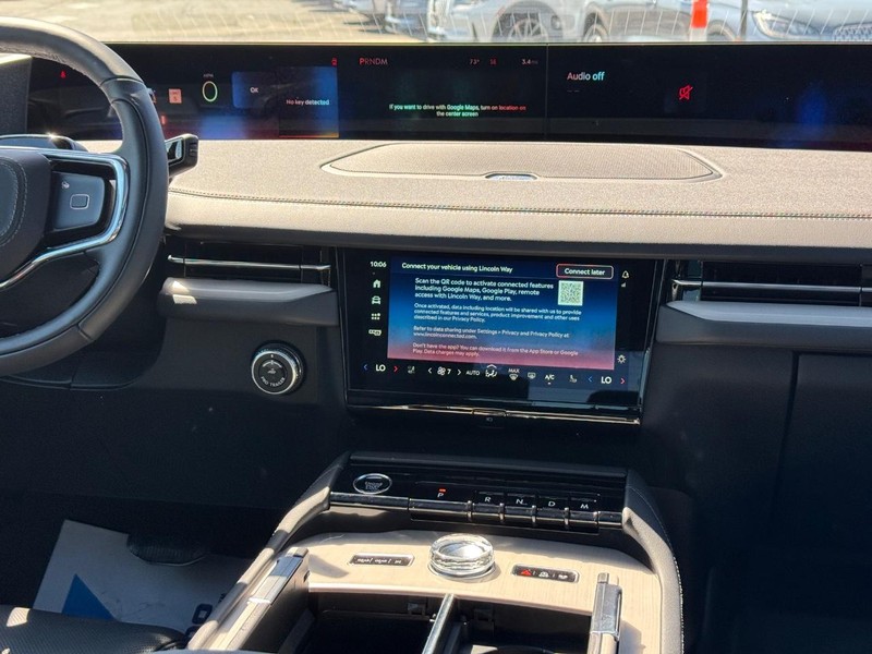 Lincoln Navigator Vehicle Full-screen Gallery Image 18