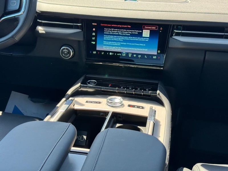 Lincoln Navigator Vehicle Full-screen Gallery Image 19