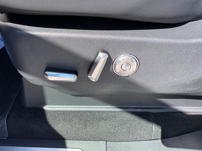 Lincoln Navigator Vehicle Full-screen Gallery Image 20