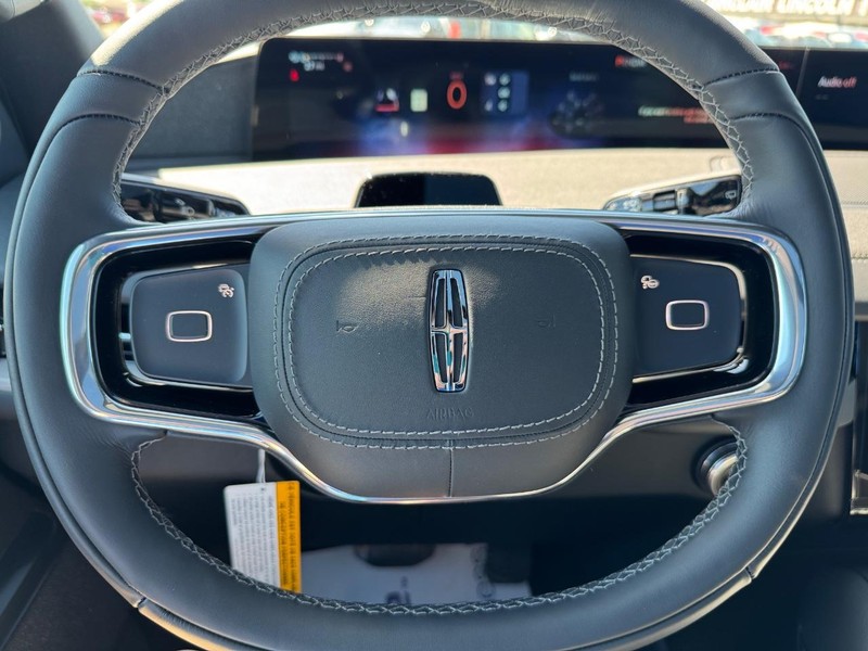 Lincoln Navigator Vehicle Full-screen Gallery Image 22