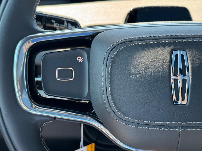 Lincoln Navigator Vehicle Full-screen Gallery Image 23