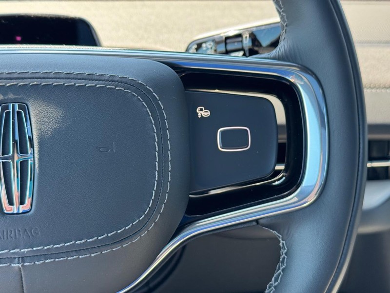 Lincoln Navigator Vehicle Full-screen Gallery Image 24