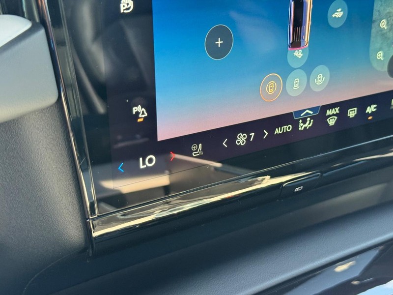 Lincoln Navigator Vehicle Full-screen Gallery Image 25