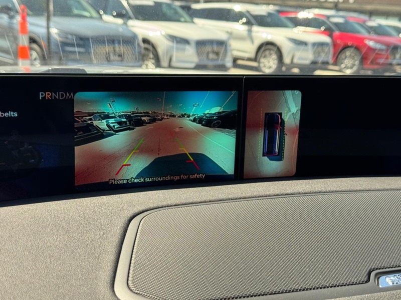 Lincoln Navigator Vehicle Full-screen Gallery Image 26