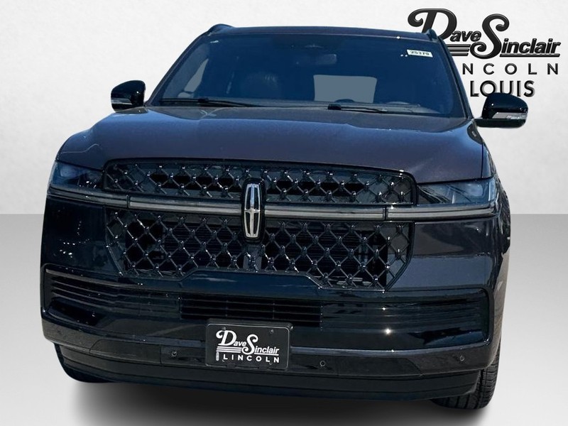 Lincoln Navigator Vehicle Full-screen Gallery Image 02