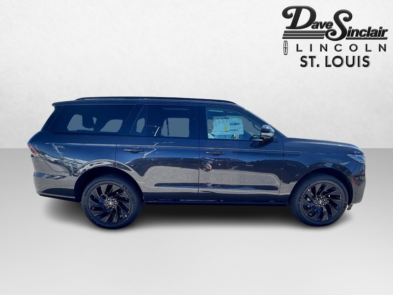 Lincoln Navigator Vehicle Full-screen Gallery Image 04